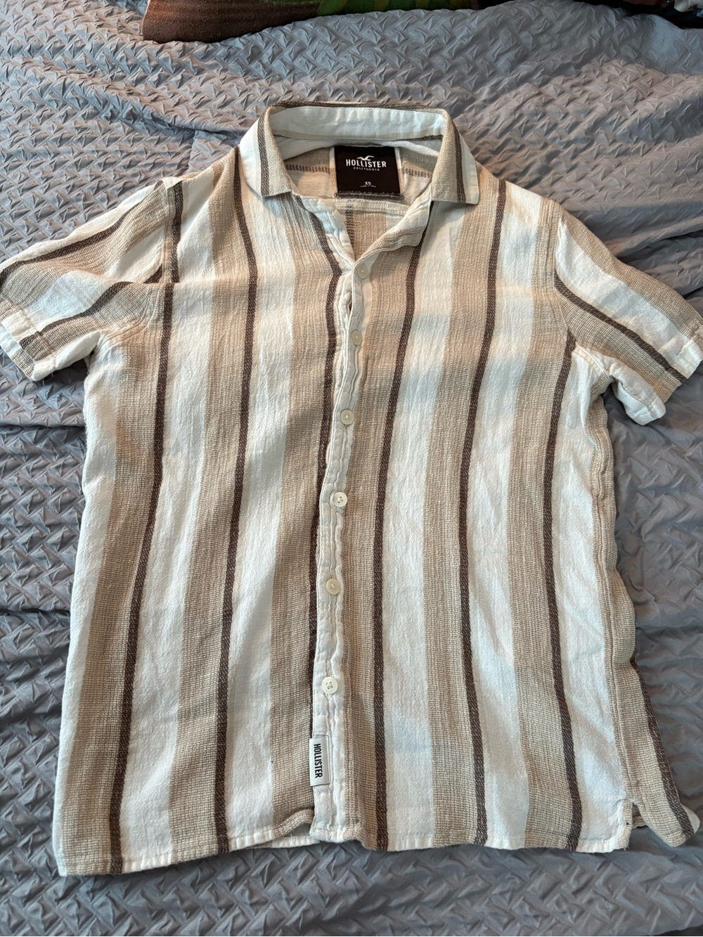 Hollister Short-Sleeve Button-Down Shirt in Cream and Brown Stripe